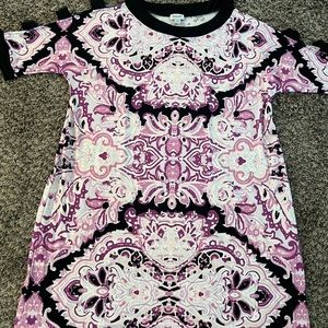 Get ready for spring with this lite dress with details on the 3/4 sleeve.